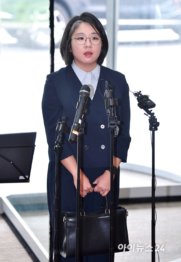용혜인 성평등가족부 장관 후보자가 2일 서울 서대문구에 마련된 인사청문회 준비 사무실로 출근하며 취재진의 질문에 답하고 있다. [사진=곽영래 기자]