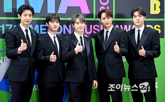 엑소가 20일 서울 구로구 고척돔에서 열린 '2025 멜론뮤직어워드(MMA2025)' 레드카펫에서 포즈를 취하고 있다.