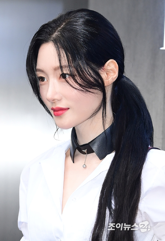 배우 겸 가수 정채연(아이오아이)이 15일 오후 서울 강남구 청담동 인근에서 열린 펜디, 마리아 그라치아 키우리 2026 윈터 컬렉션 런칭 행사에 참석하고 있다. [사진=정소희 기자]