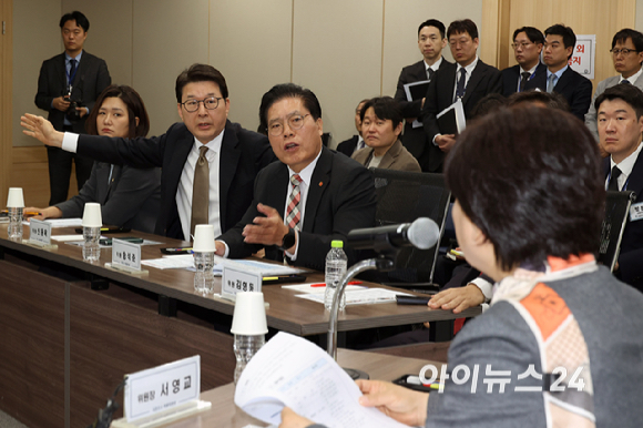 국회 윤석열 정권 정치검찰 조작기소 의혹 진상규명을 위한 국정조사 특별위원회가 9일 서울중앙지검에 대한 현장조사에 나선 가운데 서영교 위원장과 신동욱, 송석준 위원이 설전을 벌이고 있다. [사진=국회사진기자단]