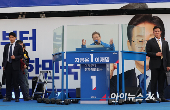 이재명 더불어민주당 대선 후보가 28일 오후 서울 왕십리역광장에서 열린 유세에서 지지를 호소하고 있다. [사진=곽영래 기자]