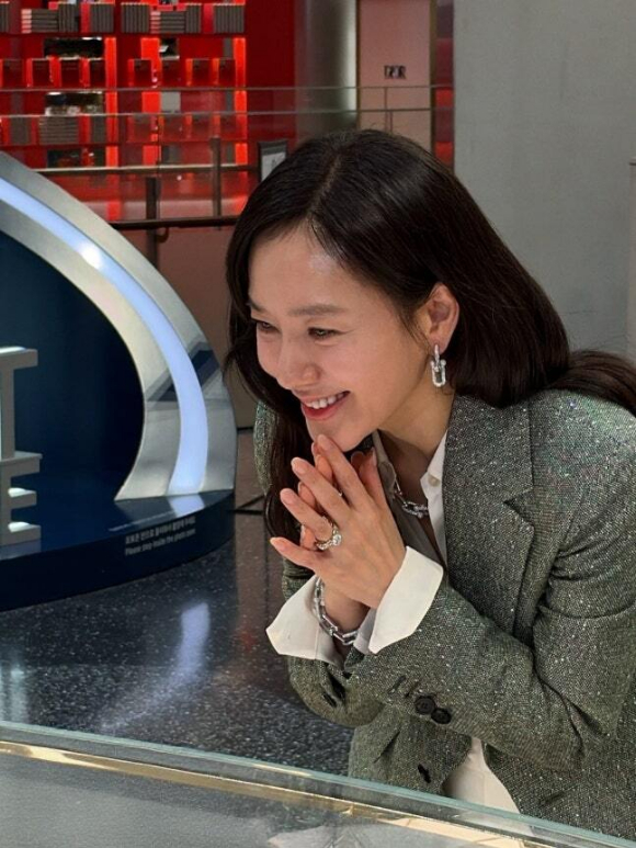 박주미, 50대 맞아? 명품 주얼리보다 빛난 동안 미모