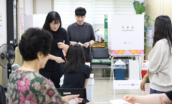 제21대 대통령 선거 본투표일인 3일 오전 충북 청주시 사창동 행정복지센터 투표소에서 유권자들이 투표를 하고 있다. 2025.6.3 [사진=연합뉴스]