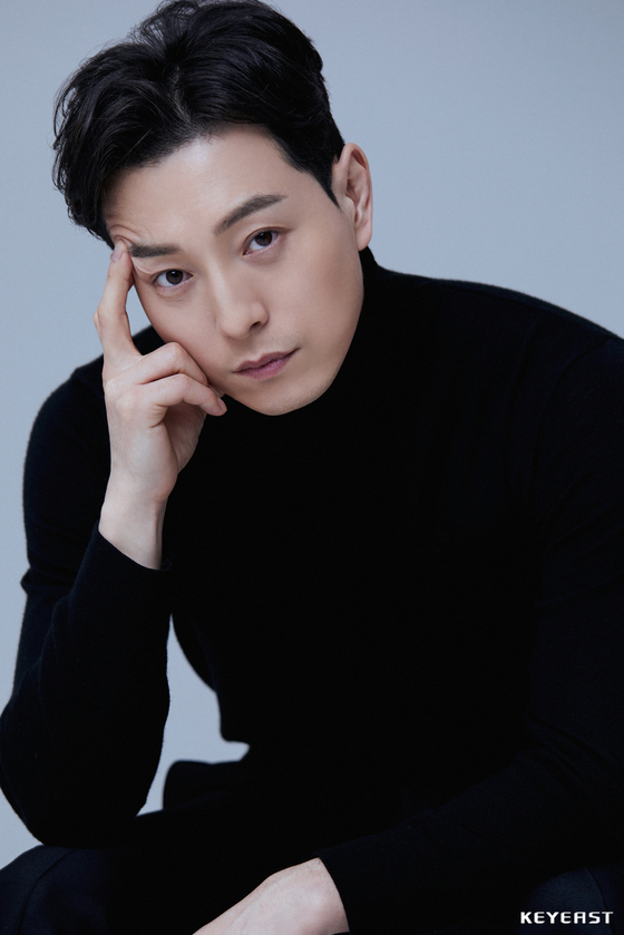 배우 정성일이 영화 '인터뷰'의 첫 스크린 주연을 꿰찼다. [사진=키이스트]