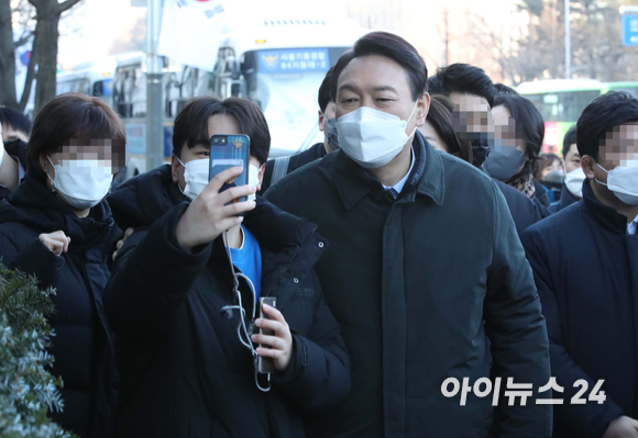 윤석열 국민의힘 대선 후보가 7일 오전 출근길 지하철 9호선을 타고 서울 여의도 국회의사당역에서 당사로 이동하며 시민과 사진촬영을 하고 있다. [사진=김성진 기자]