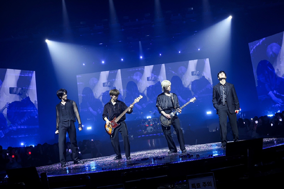 밴드 엔플라잉이 9일 서울 올림픽공원 올림픽홀에서 열린 단독 콘서트 '2025 N.Flying LIVE '&CON4 : FULL CIRCLE''(2025 엔플라잉 라이브 '엔콘4 : 풀 서클')에서 멋진 공연을 펼치고 있다. [사진=FNC엔터테인먼트]