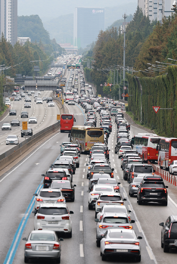사진은 지난 3일 경부고속도로 서울 잠원나들목 인근 하행선이 정체를 빚고 있는 모습. [사진=연합뉴스]