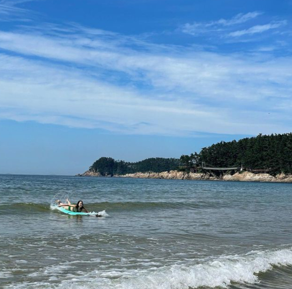 윤진서가 서핑을 즐기고 있다. [사진=윤진서 인스타그램 ]