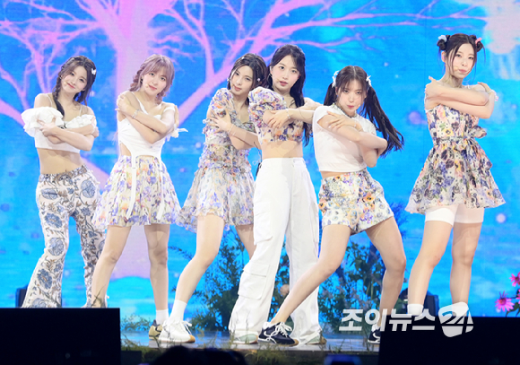 그룹 엔믹스가 11일 오후 서울 용산구 한남동 블루스퀘어에서 열린 엔믹스(NMIXX) 세 번째 싱글 앨범 '어 미드서머 엔믹스 드림'(A Midsummer NMIXX's Dream) 발매 기념 쇼케이스에서 타이틀곡 '파티 어클락' 무대를 선보이고 있다. [사진=정소희 기자]