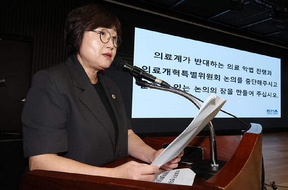 최안나 대한의사협회 대변인이 8월 20일 서울 용산구 대한의사협회 회관에서 열린 데일리 브리핑에서 '의료개혁특위의 실효성 있는 논의의 장을 만들어 줄 것'을 요구하고 있다. [사진=뉴시스]