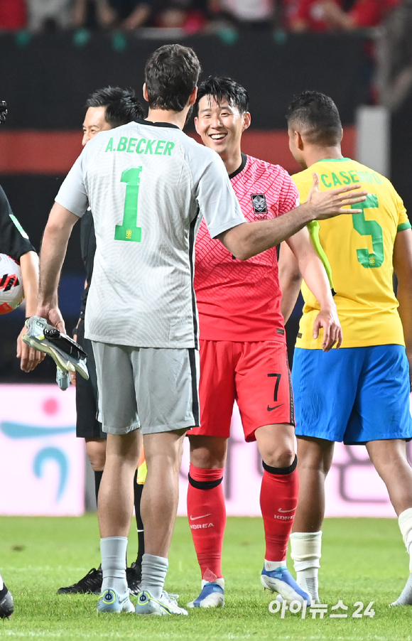 2일 오후 서울 월드컵경기장에서 열린 대한민국과 브라질 축구 국가대표팀 친선경기가 5-1 브라질의 승리로 끝난 가운데 손흥민이 알리송(리버풀)과 반가운 인사를 나누고 있다. [사진=정소희 기자]