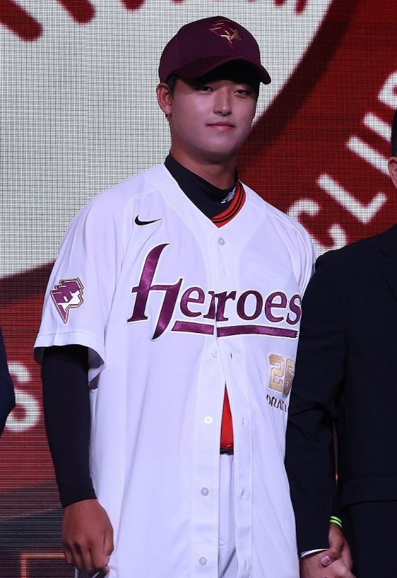 지난해 9월 17일 서울 송파구 롯데호텔 월드에서 열린 2026 KBO 신인 드래프트에서 키움 히어로즈에 1라운드 1순위 지명을 받은 천안북일고 오른손 투수 박준현이 소감을 말하고 있다. [사진=연합뉴스]