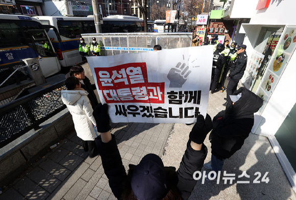 윤석열 대통령에 대한 탄핵심판 4차 변론이 열린 23일 오후 서울 종로구 헌법재판소 인근에서 윤 대통령 지지자들이 손피켓을 들고 있다. [사진=사진공동취재단]