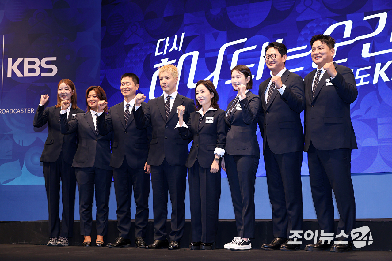 장수영, 정유인, 이영표, 강남, 김문정, 기보배, 박용택, 김태균 해설위원이 28일 오후 서울 영등포구 여의도동 KBS아트홀에서 진행된 '2026 아이치-나고야 아시안게임' 제작발표회에 참석해 포즈를 취하고 있다. [사진=문수지 기자]