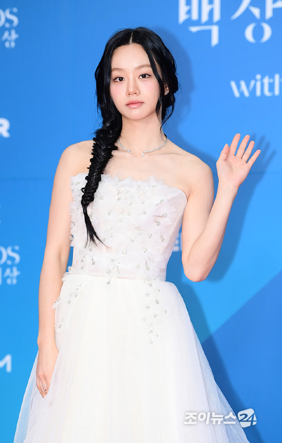 배우 이혜리가 5일 오후 서울 삼성동 코엑스에서 열린 제61회 백상예술대상 시상식 레드카펫 행사에 참석하고 있다. [사진=정소희 기자]