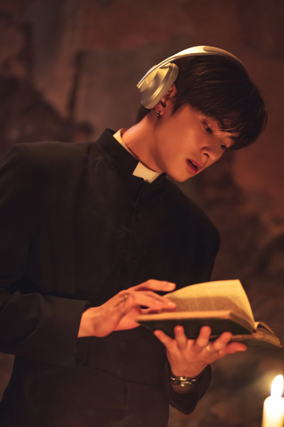 배우 겸 가수 차은우가 티빙 오리지널 시리즈 '아일랜드' 파트2 공개에 앞서 진행된 인터뷰에서 포즈를 취하고 있다. [사진=티빙]