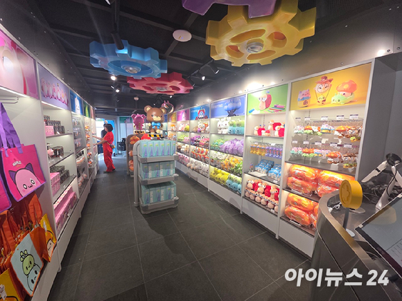 1일 서울 잠실 롯데월드 내 '메이플 아일랜드'에서 '자이로 스핀' 놀이기구가 운행되고 있다. [사진=박정민 기자]