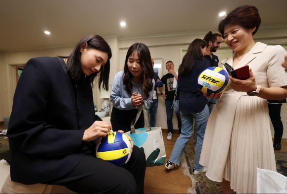 6일 주한 이탈리아대사관저에서 열린 '스포츠의 날' 행사에 참석한 김연경(왼쪽)이 배구공에 사인을 하고 있다. [사진=발리볼코리아닷컴]