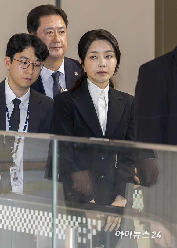 윤석열 전 대통령의 배우자 김건희 여사가 2025년 8월 6일 광화문에 위치한 ‘김건희 특검’ 사무실에 출석하고 있다. [사진=사진공동취재단]