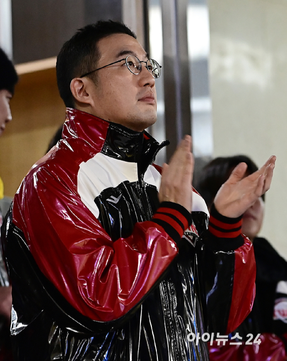 13일 오후 서울 잠실야구장에서 열린 '2023 KBO 포스트시즌' LG 트윈스와 KT 위즈의 한국시리즈 5차전 경기가 열렸다.구광모 LG그룹 회장이 경기를 관전하고 있다. [사진=곽영래 기자]