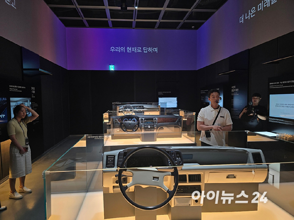 현대차·기아 'UX 스튜디오 서울'의 어드밴스드 리서치 랩 내 시뮬레이션 룸에서 주행 테스트를 하는 모습. [영상=김종성 기자]