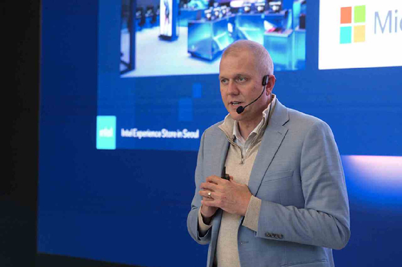 그렉 언스트(Greg Ernst) 인텔 세일즈 마케팅 그룹 총괄 부사장이 발표하고 있다 [사진=인텔코리아]