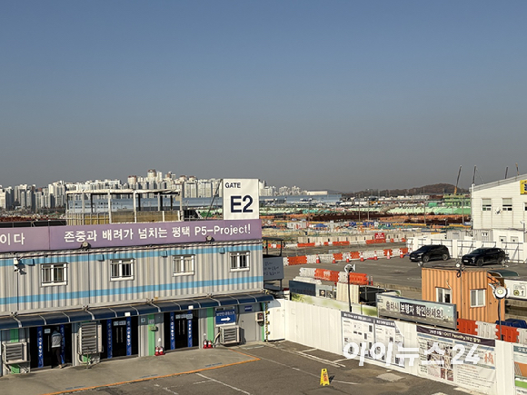 지난 19일 새벽 6시 경기도 평택시 삼성전자 평택캠퍼스 주변 도로에 출근하는 인력들의 행렬이 이어지고 있다. 2025.11.19 [사진=권서아 기자]