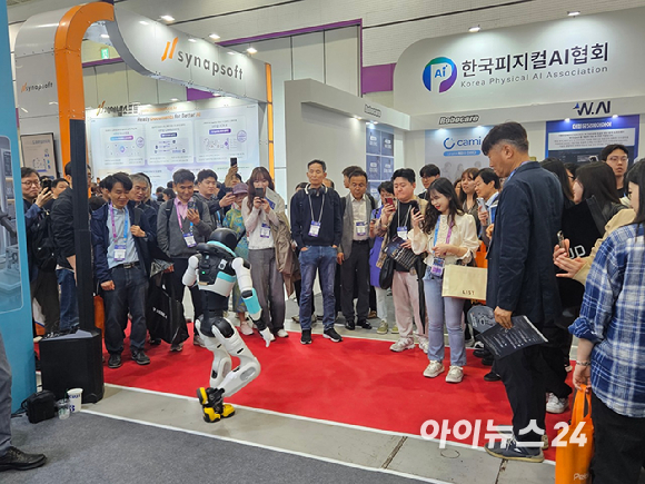 7일 국제인공지능대전이 열린 가운데, 마음AI 부스에서는 차세대 피지컬 에지 모듈인 '메이드(MAIED) 박스'를 내장한 사족보행 로봇 4종이 공개됐다. [사진=설재윤 기자]