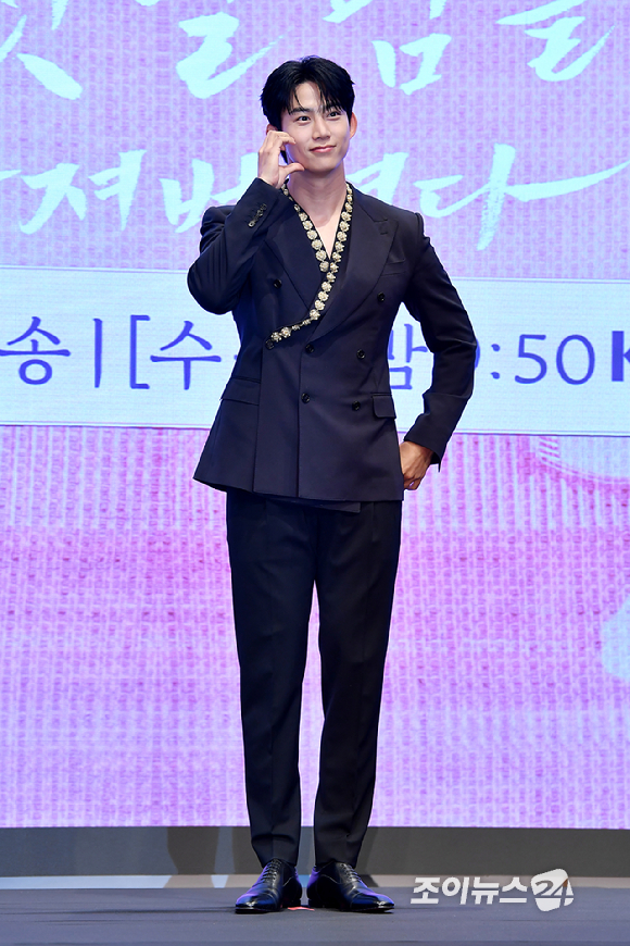 그룹 2PM 옥택연이 11일 오후 서울 구로구 신도림동 더세인트에서 진행된 KBS2 새 수목드라마 '남주의 첫날밤을 가져버렸다' 제작발표회에 참석해 포즈를 취하고 있다. [사진=문수지 기자]