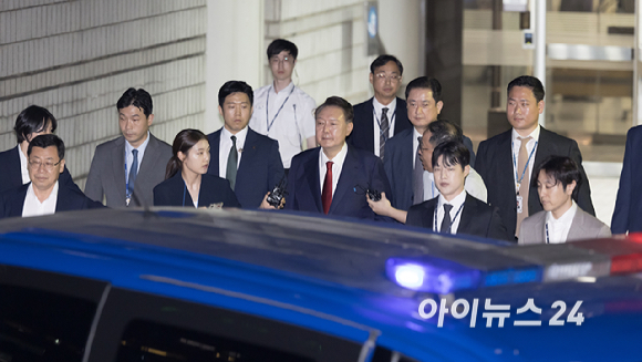 12.3 비상계엄 사태 관련 내란 혐의를 받는 윤석열 전 대통령이 9일 서울 서초구 서울중앙지방법원에서 구속 전 피의자 심문(영장실질심사)을 마치고 대기 장소인 서울구치소로 이동하고 있다. [사진=사진공동취재단]