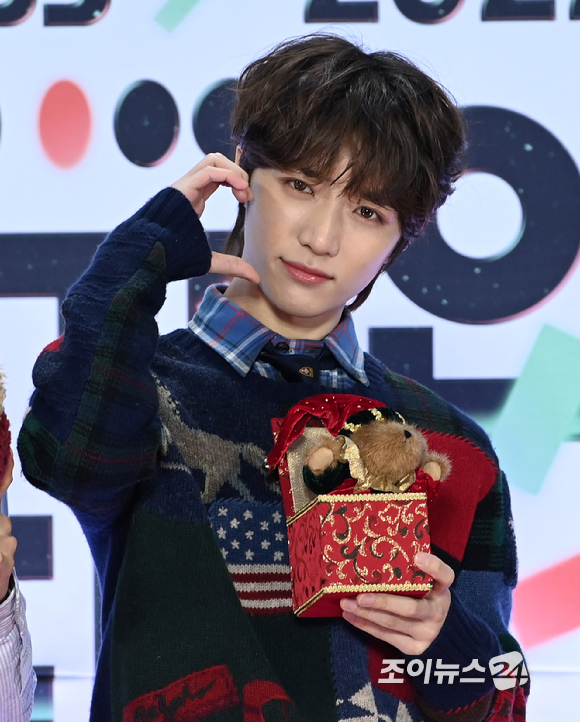 그룹 투모로우바이투게더 범규가 24일 오후 서울 고척스카이돔에서 열린 2022 SBS 가요대전 레드카펫에서 포즈를 취하고 있다. [사진=김성진 기자]