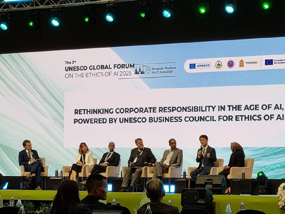 26일(현지시간) 태국 방콕에서 열린 포럼에서 김명신 LG AI연구원 정책수석(사진 오른쪽에서 두 번째)이 글로벌 AI 거버넌스를 위한 민간 부문의 협력에 관해 논의하고 있다. [사진=LG]