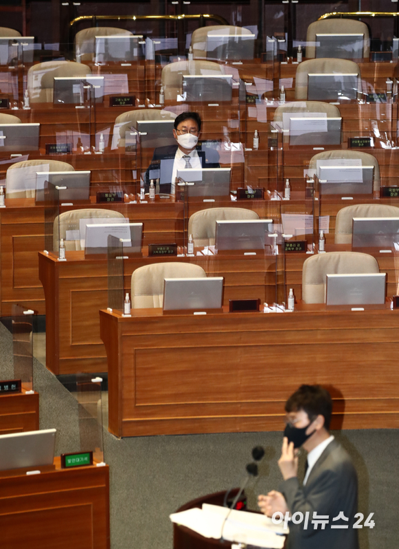 박범계 법무부 장관이 27일 오후 국회 본회의장에서 열린 본회의에서 '검수완박' 법안 저지를 위한 필리버스터(무제한 토론)를 진행하고 있는 국민의힘 김웅 의원의 발언을 듣고 있다. [사진=김성진 기자]