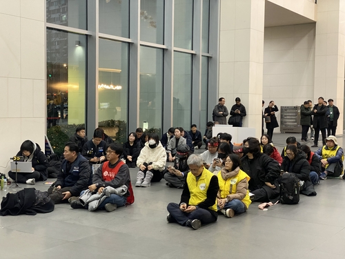 김범석 쿠팡Inc 이사회 의장과의 면담을 요구하며 본사 진입을 시도하다가 경찰에 체포되는 시위대 [사진=공공운수노조]