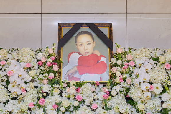 한국 영화의 큰 별 故 강수연의 빈소가 8일 삼성서울병원 장례식장에 차려져있다. [사진=故 강수연 배우 장례위원회]