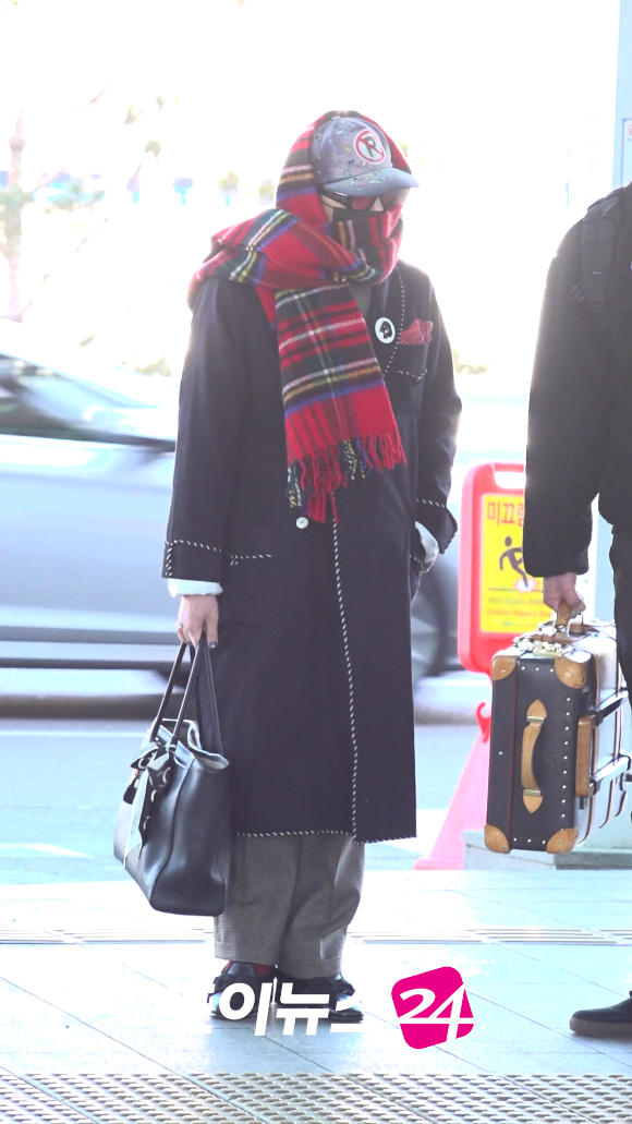 가수 지드래곤(GD, 권지용)이 20일 해외 일정 참석 차 인천국제공항을 통해 출국하고 있다. [사진=문수지 기자]