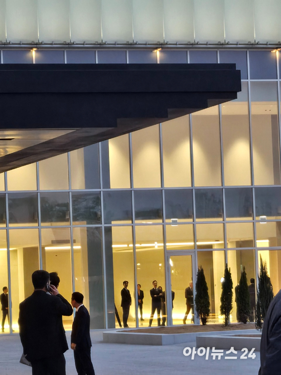 에마뉘엘 마크롱 프랑스 대통령이 3일 서울 여의도 한국경제인협회 회관에서 취재진의 요청에 사인을 해주고 있다. [사진=권서아 기자]