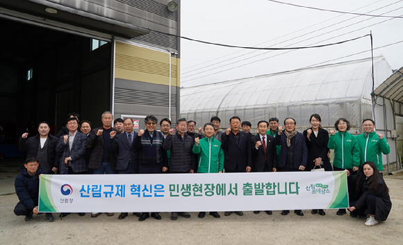 남성현 산림청장(가운데)이 청주시 소재 시설양묘 재배 민생현장을 찾아 양묘장 운영현황과 양묘 생육 상황을 살핀 뒤 관계자들과 기념촬영을 하고 있다. [사진=산림청]