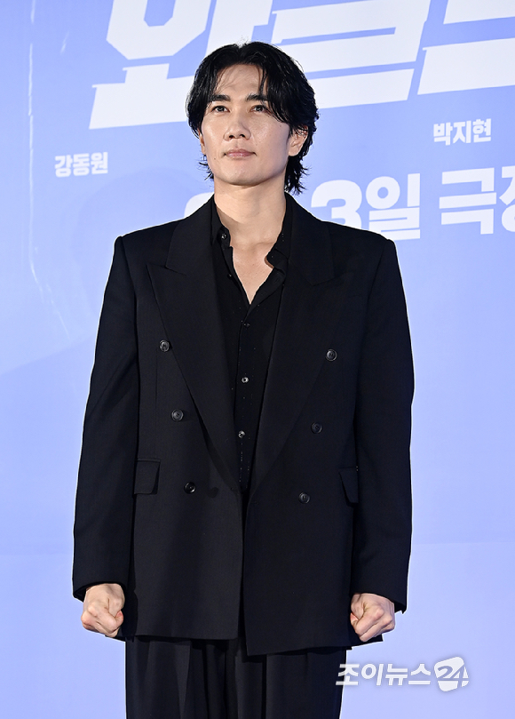 배우 엄태구가 7일 오전 서울 자양동 롯데시네마 건대입구에서 열린 영화 '와일드 씽' 제작보고회에서 포토타임을 갖고 있다. [사진=곽영래 기자]