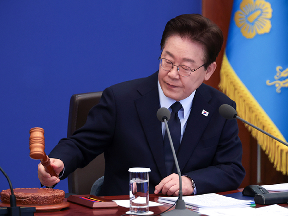 이재명 대통령이 6일 청와대에서 국무회의 겸 비상경제점검회의 개회를 선언하고 있다. 2026.5.6 [사진=연합뉴스]