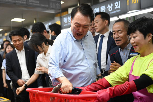 윤석열 대통령이 27일 부산 중구 자갈치시장을 방문해 붕장어를 구입하고 있다. 2023.07.28. [사진=대통령실]