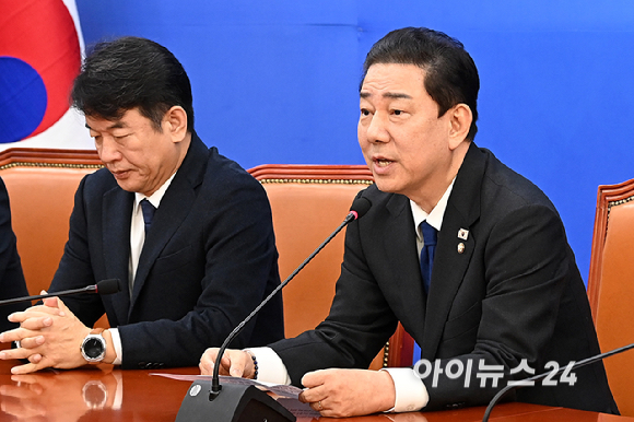 김병기 더불어민주당 원내대표가 30일 서울 여의도 국회에서 열린 원내대책회의에 사퇴의사를 밝히고 있다. [사진=곽영래 기자]