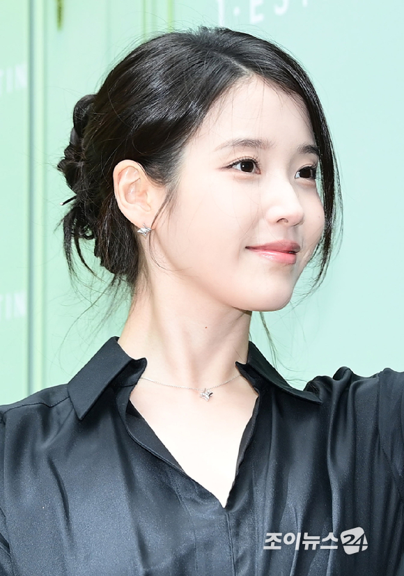 가수 겸 배우 아이유가 11일 오후 서울 송파구 제이에스티나 본사에서 열린 포토행사에 참석하고 있다. [사진=정소희 기자]