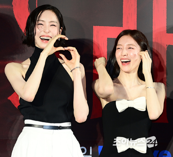 배우 이다희와 아린(오마이걸)이 7일 오후 서울 CGV 용산아이파크몰에서 열린 웨이브 오리지널 드라마 'S라인' 제작발표회에 참석하고 있다. [사진=정소희 기자]
