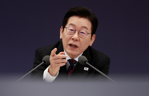 이재명 대통령이 16일 용산 대통령실에서 열린 제2차 핵심규제 합리화 전략회의에서 탈탄소 녹색 문명 대전환을 주제로 토론을 주재하고 있다. 2025.10.16 [대통령실통신사진기자단] [사진=연합뉴스]