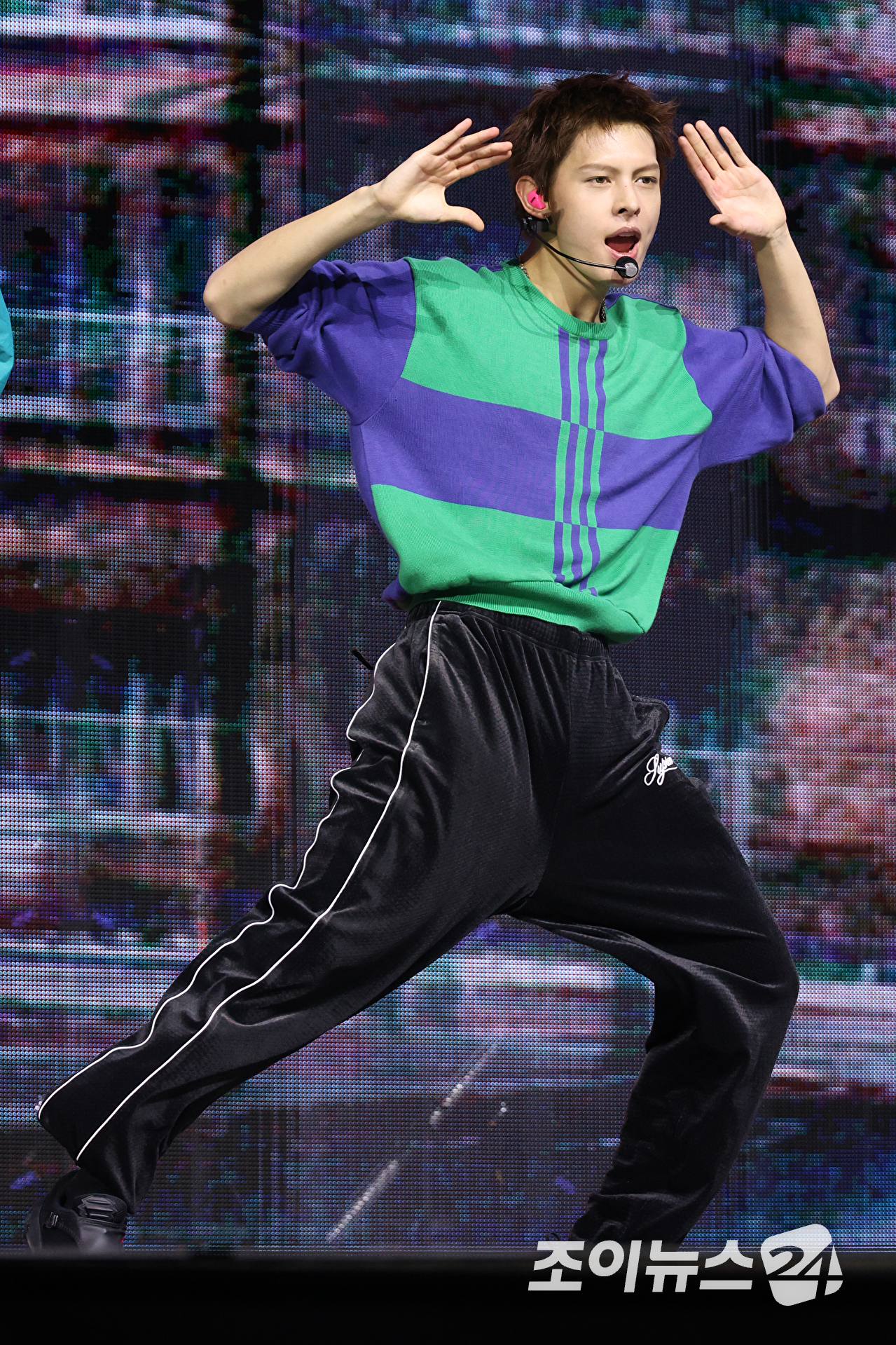 그룹 코르티스 제임스가 20일 오후 서울 광진구 광장동 예스24라이브홀에서 열린 미니 2집 '그린그린(GREENGREEN)' 발매 기념 쇼케이스에 참석해 열띤 무대를 펼치고 있다. [사진=문수지 기자]