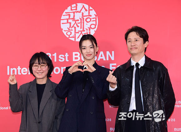 정주리 감독-배우 김도연-송새벽이 9일 부산 해운대구 영화의전당에서 열린 제31회 부산국제영화제 '도라' 기자회견에 참석하고 있다. [사진=정소희 기자]