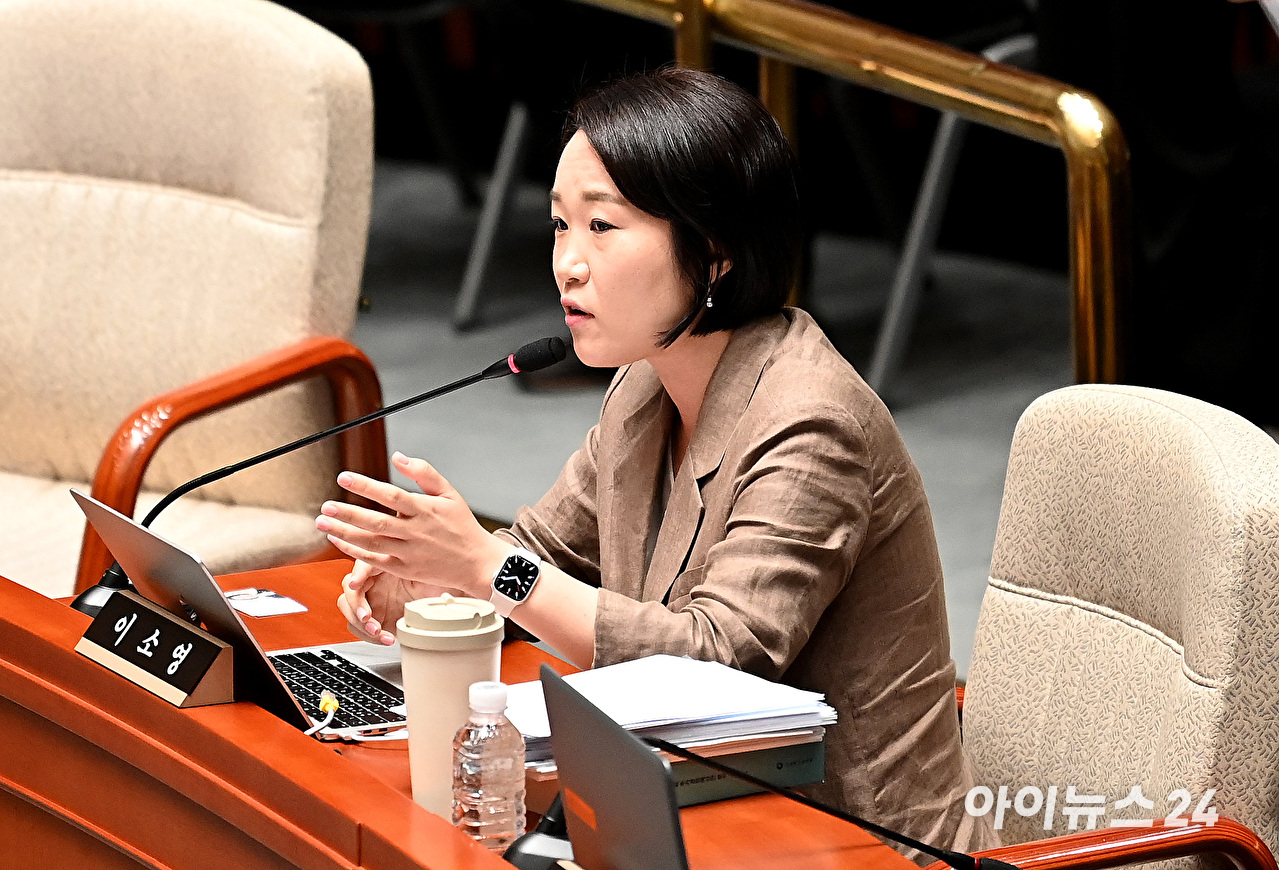 이소영 국회 예산결산특별위원회 더불어민주당 간사가 지난달 30일 오전 서울 여의도 국회에서 열린 예산결산특별위원회 제1차 전체회의에서 발언하고 있다. [사진=곽영래 기자]