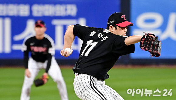 10일 오후 경기도 수원 KT위즈파크에서 열린 '2023 프로야구 KBO리그' 포스트시즌 한국시리즈 3차전 KT 위즈와 LG 트윈스와의 경기가 열렸다. 5회말 1사 2,3루 LG 함덕주가 역투하고 있다. [사진=곽영래 기자]