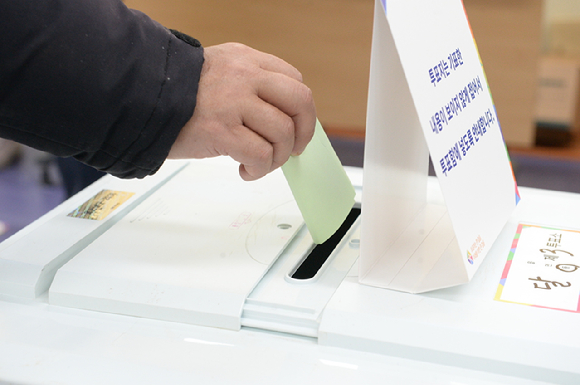 제22대 국회의원 선거일인 10일 울산 남구 동평중학교에 마련된 달동 제3투표소에서 유권자가 투표를 하고 있다. [사진=뉴시스]